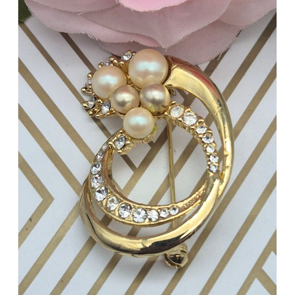 Pretty Gold Tone Crystal & Faux Pearl Swirl Statement Brooch Pin 1.75"